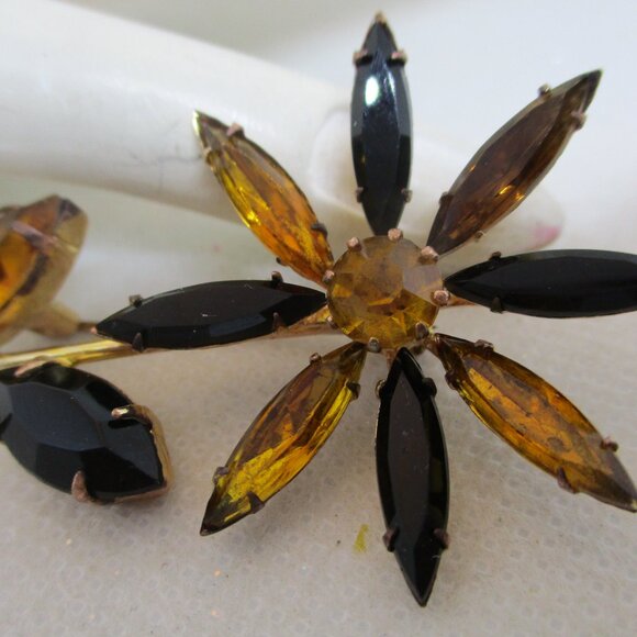 VTG Austrian Crystal Rhinestone Flower Brooch Gold Colored Crystal Rhinstones - Picture 6 of 9